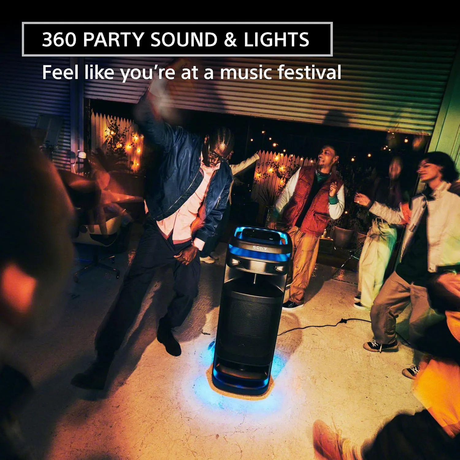 Sony ULT Tower 10 con luces 360° animando una fiesta en el patio