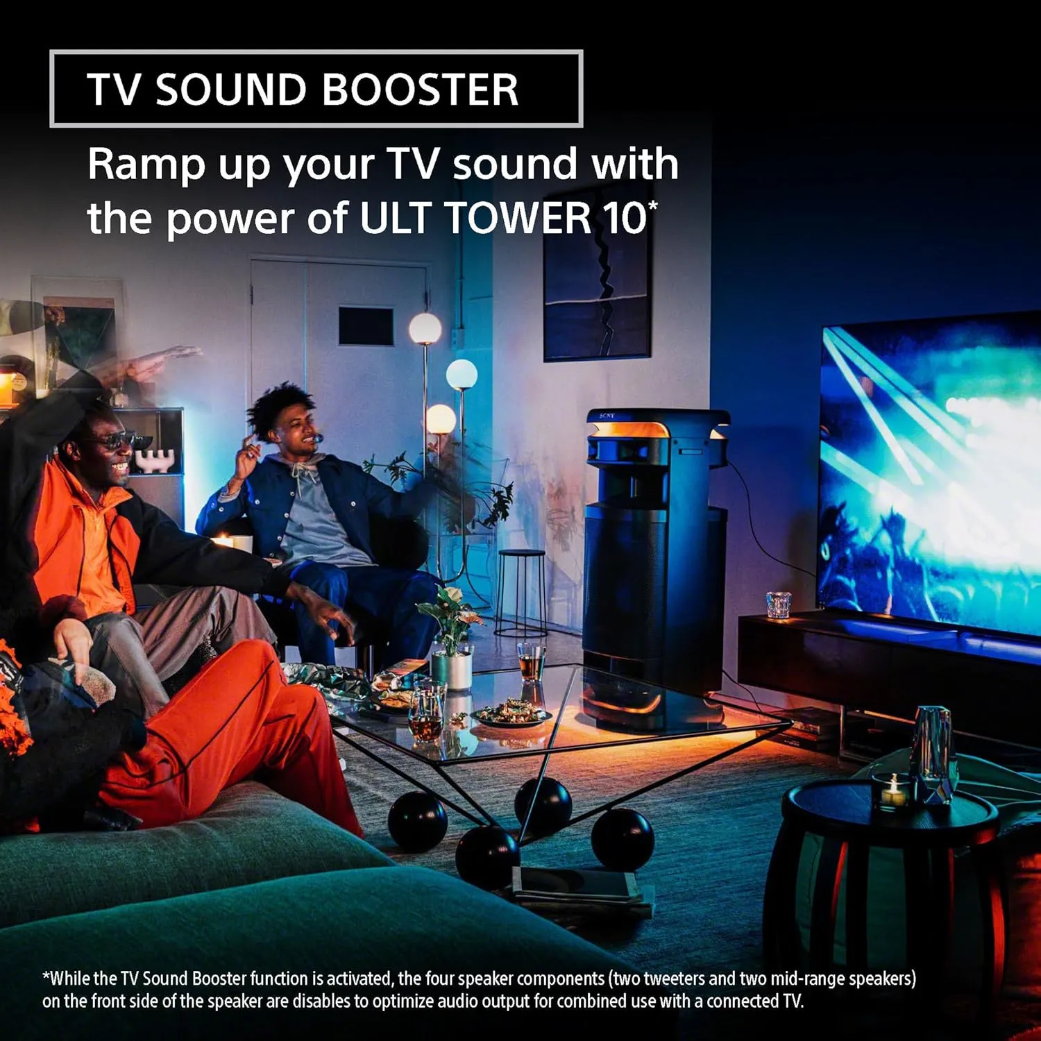 Sony ULT Tower 10 junto a la televisión en una sala con amigos